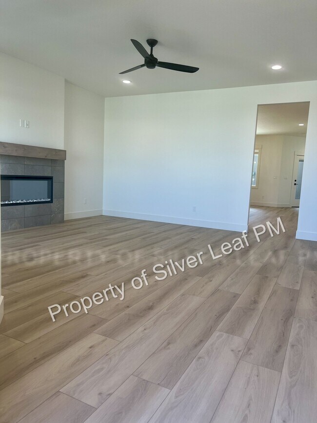 475 E Chevy Dr