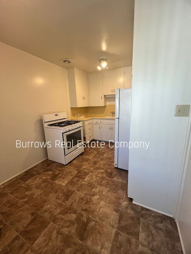Building Photo - Midtown Ventura - 1 bedroom, 1 bathroom upstairs apartment