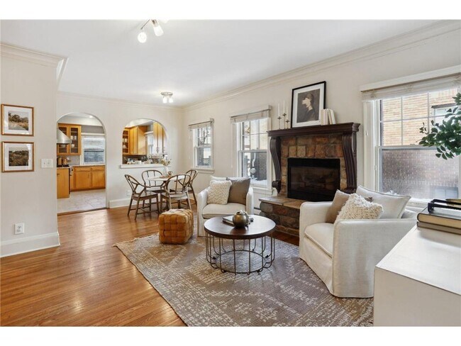 Photo - 1770 James Ave S