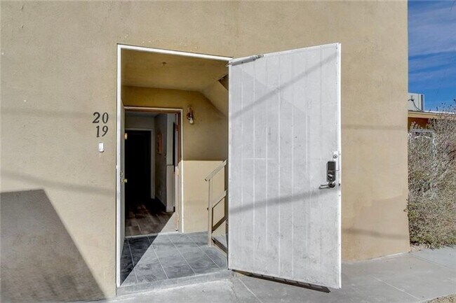 Photo - Completely Updated and Move-In Ready, 2 bedroom, 1 bath first floor unit! Unidad 19