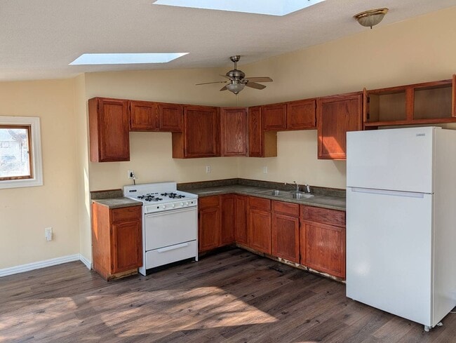 Building Photo - 5 Bedroom 2.5 Bath 3 Story House