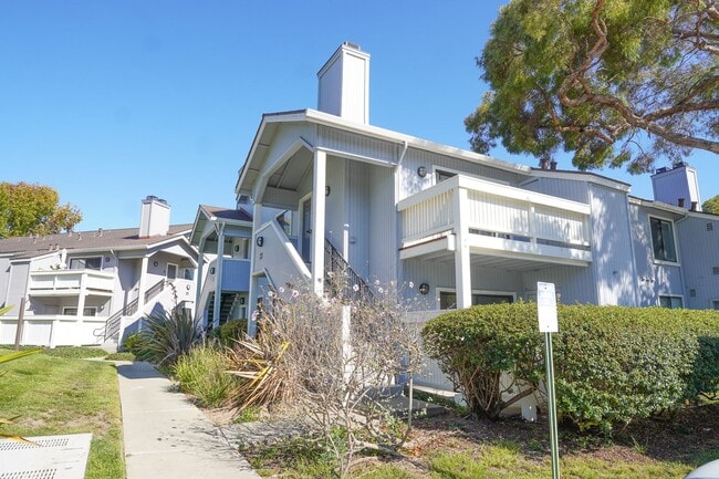 Building Photo - Available One Bedroom Condo In The Cove At...