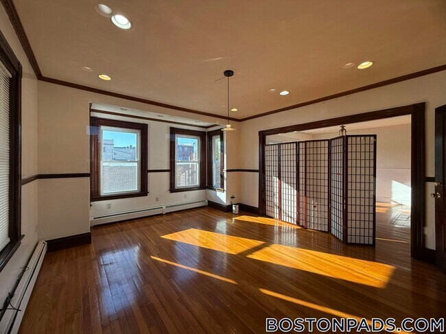 Photo - 547 Talbot Ave