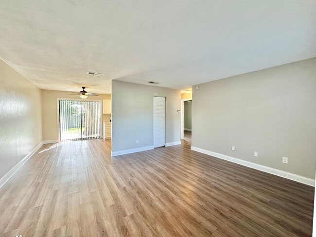 Photo - Apartment - Right off Cypress Gardens Blvd
