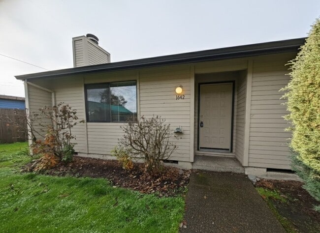 Photo - Comfortable 2 Bedroom Duplex with Garage ~... Apartamento Unidad 1642 23rd Court SE