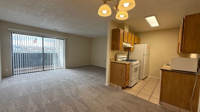 Building Photo - 2 Bedroom 1 Bathroom Apartment in Aurora Unit 226