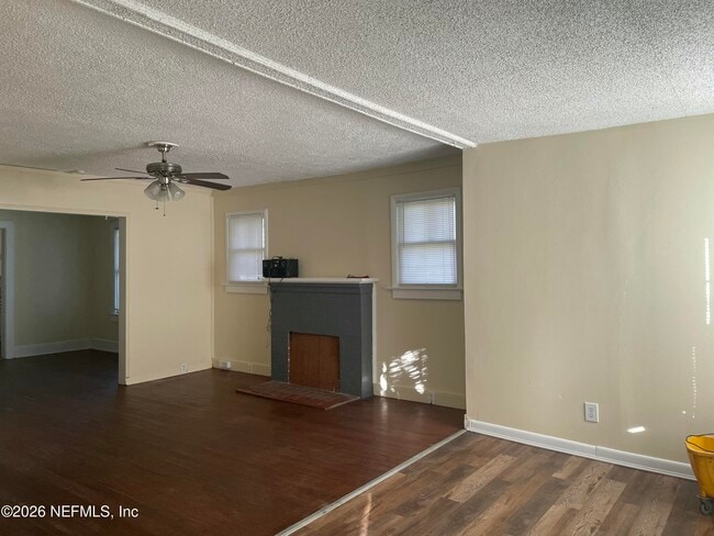 Photo - 3857 Carmona St