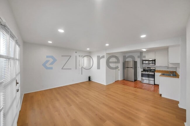 Photo - 265 Hollywood Blvd