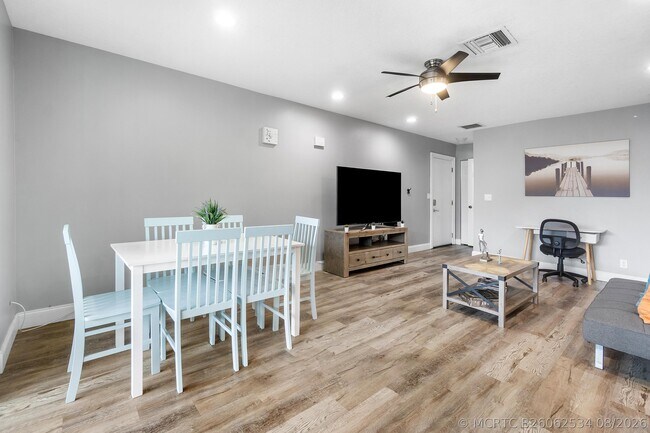 Building Photo - 126 Sparrow Dr Unit 11B