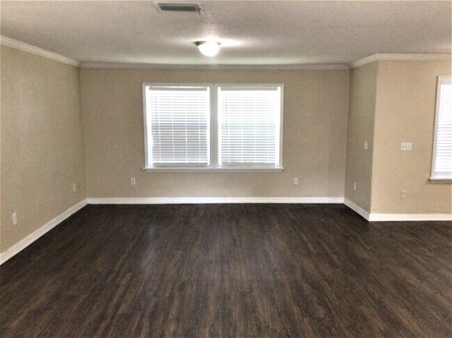 Photo - 245 Oak Run Ct