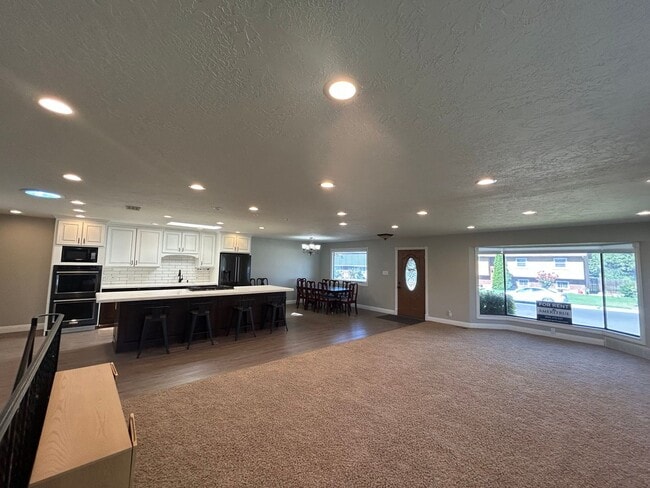 Photo - 5 Bedroom 3.5 Bathroom in Orem!