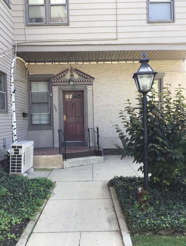 Building Photo - 134 E Queen St Unit 134 E Queen