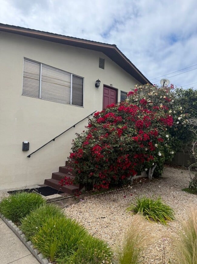 Building Photo - Large Three bedroom two bath home walking distance to downtown Monterey, DLI, MIIS and the Warf