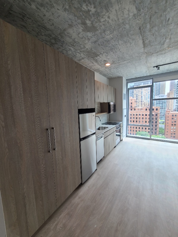 Photo - 216 W Chicago Ave