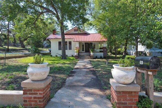 Photo - 620 Rogers St