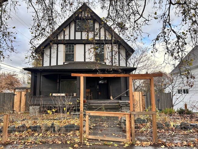 Photo - 1030 W Spofford Ave Unit 2
