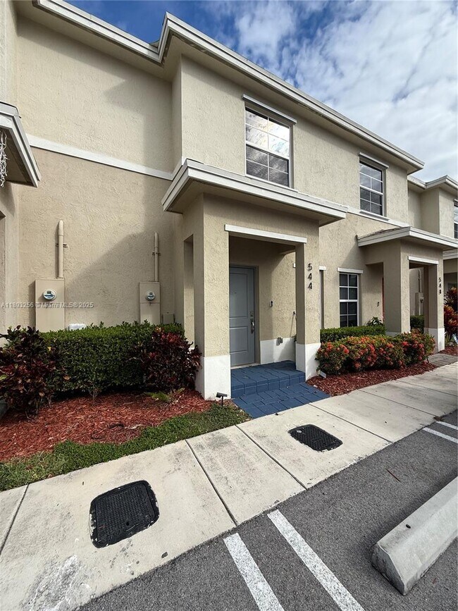 Building Photo - 544 NE 4th St