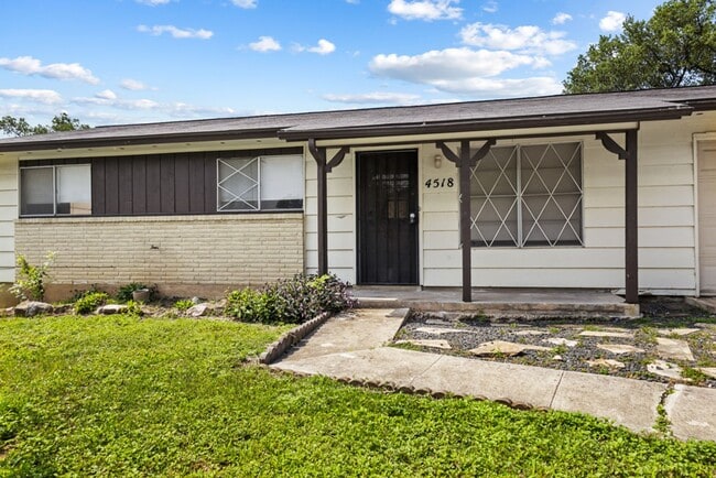 Building Photo - 3 Bedroom/1 Bath Garden CT East/Sungate Subdivision
