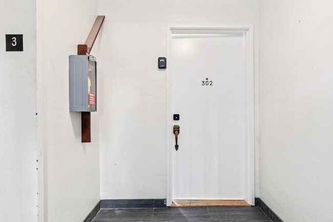 Building Photo - 10777 Ashton Ave Unit Single Room 7 - 7