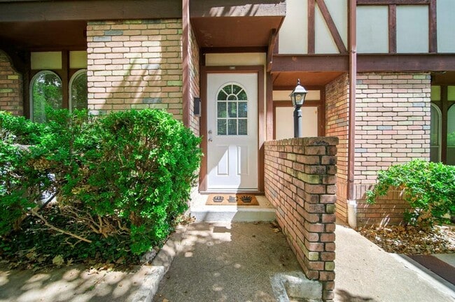Building Photo - 7409 Shadow Hill Dr Unit 108