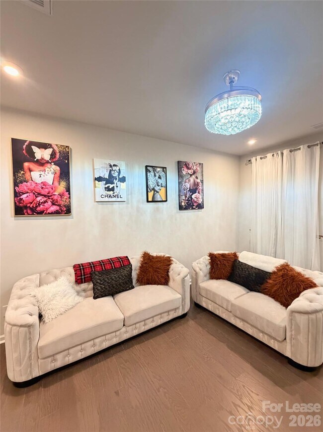 Photo - 7018 Fairmile Run