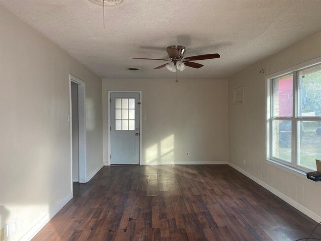 Photo - 115 Aracely Lane