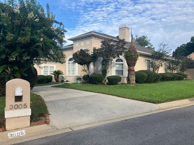 Building Photo - Beautiful 5 Bed/3 Bath Golf Course Communi...