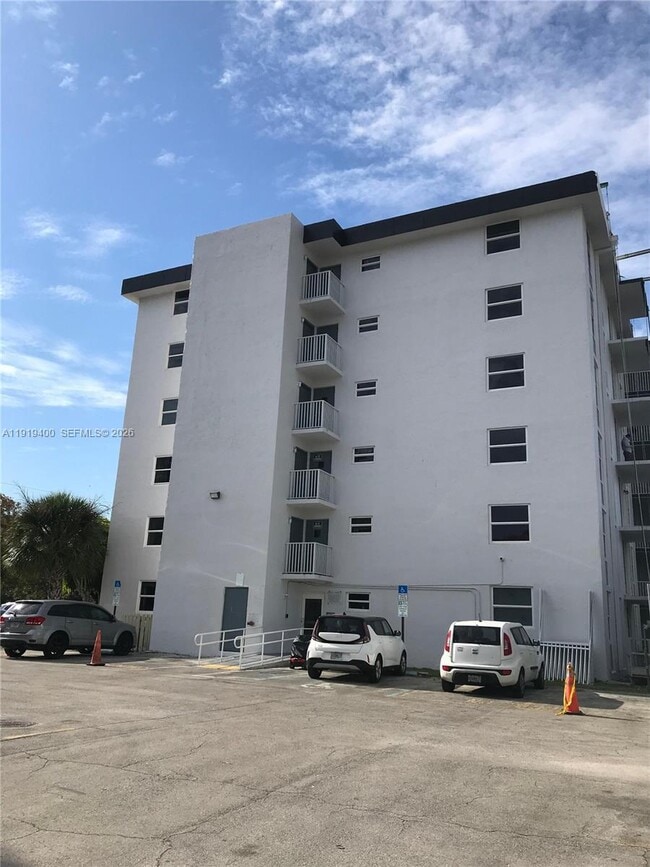 Building Photo - 16950 W Dixie Hwy Unit 631