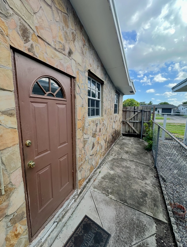 Private Entrance - 8601 NW 14th St Unit Pembroke Pines Efficiency