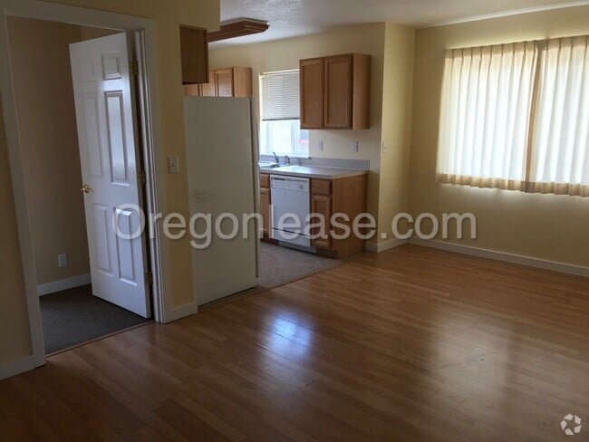 Building Photo - Blocks from UO! 2 bedroom 1 bath with in u... Unit #1 Rental