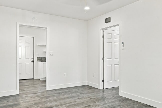 Photo - 2300 Brundage Ln