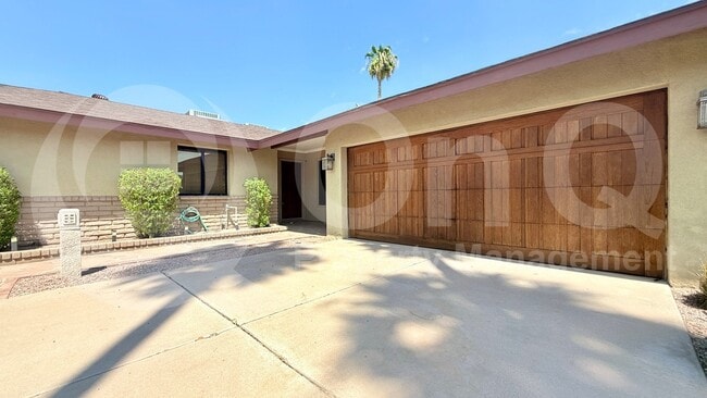 Building Photo - 3821 S Kenwood Ln Rental