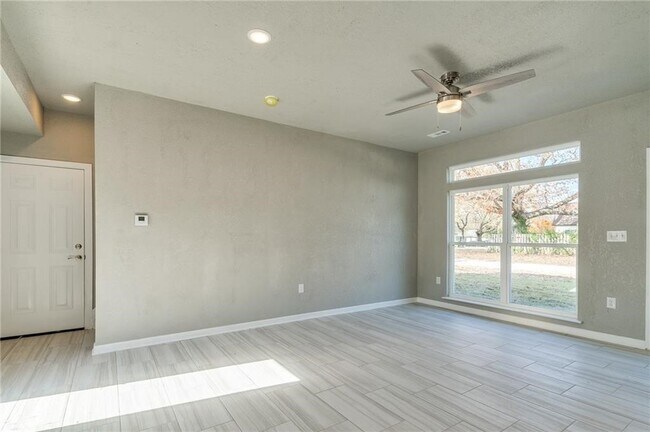 Photo - 402 E Hemlock St