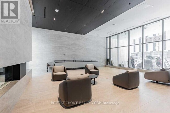 2221 Yonge St Unit 1803