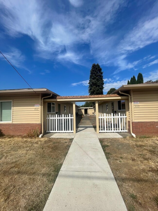 Building Photo - Do not miss this cozy 2 bedroom Lebanon Apartment! Unit 747.5