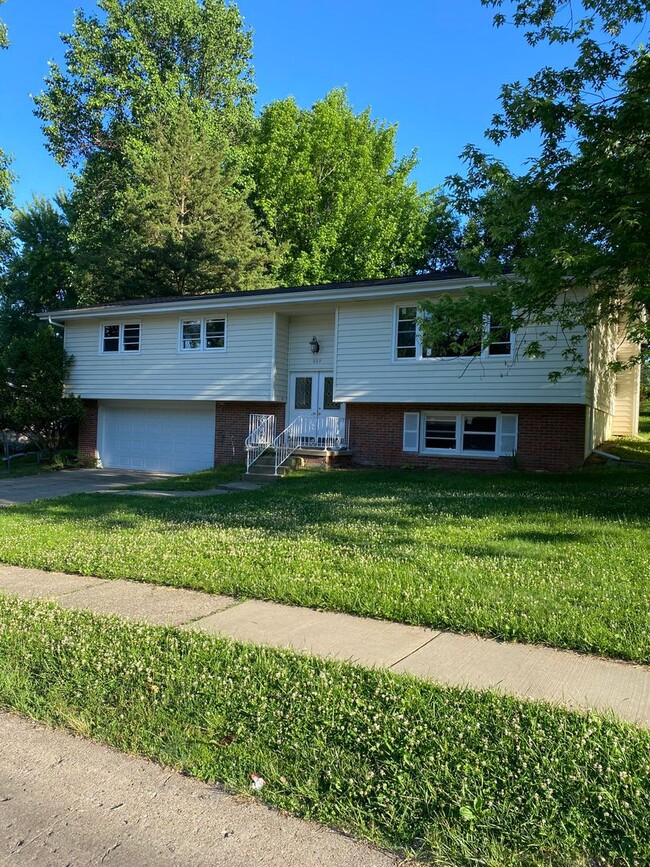 Building Photo - West side location 4br 2.5bth Finished Basement 2crg