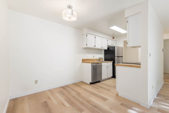 Photo - 1 Bedroom 1 Bath Condo in Kirkland, new flooring plus great amenities!