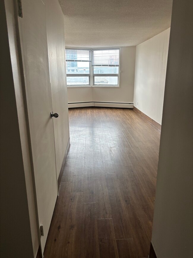 Building Photo - Partly Renovated 1B Unit 1