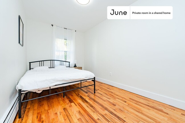 Building Photo - Private bedroom in 3 bed/1 bath Home Unit A