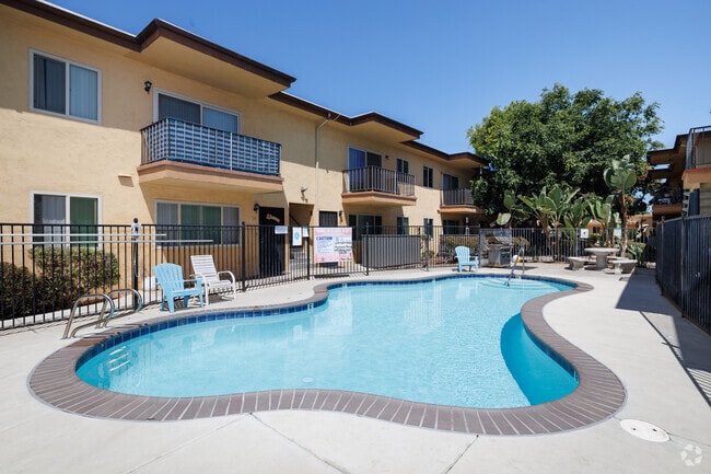 Pool - Parkway Plaza Apartments