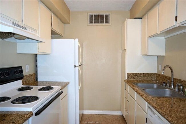 Photo - Available August!! One Bed, One Bath Downs...