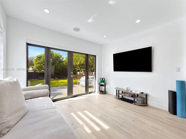 Photo - 130 SW 25th Rd