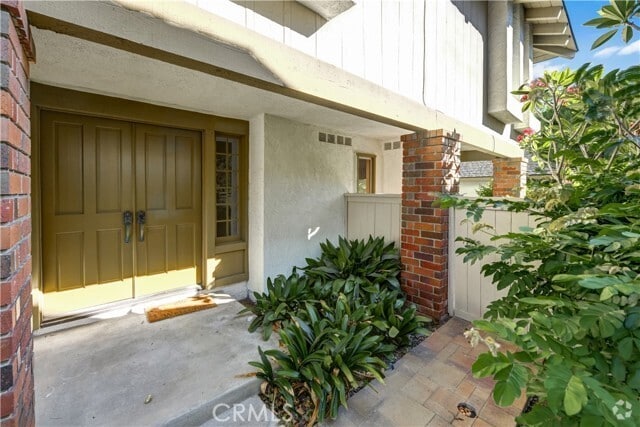 Building Photo - 28 E Yale Loop Rental