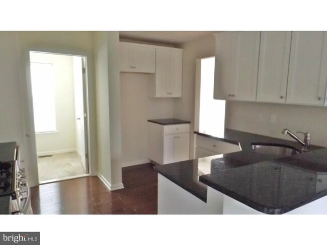 Photo - 570 Grady Ave
