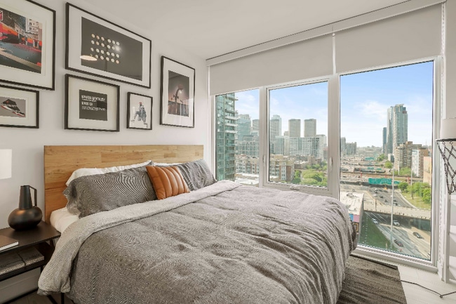 Photo - 334 N Halsted St