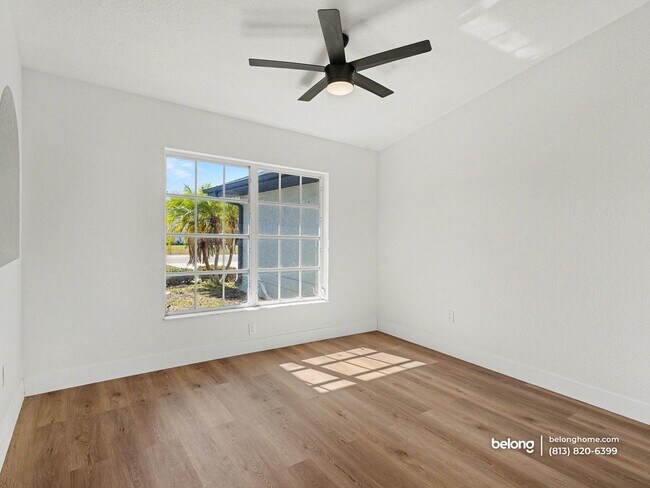 Photo - 527 Rotonda Cir