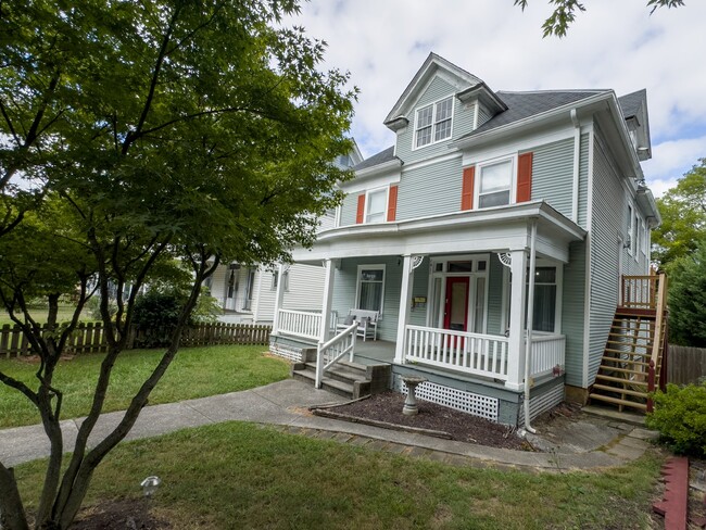 Building Photo - 1411 Clarke Ave SW