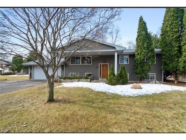 Building Photo - 10709 W River Rd