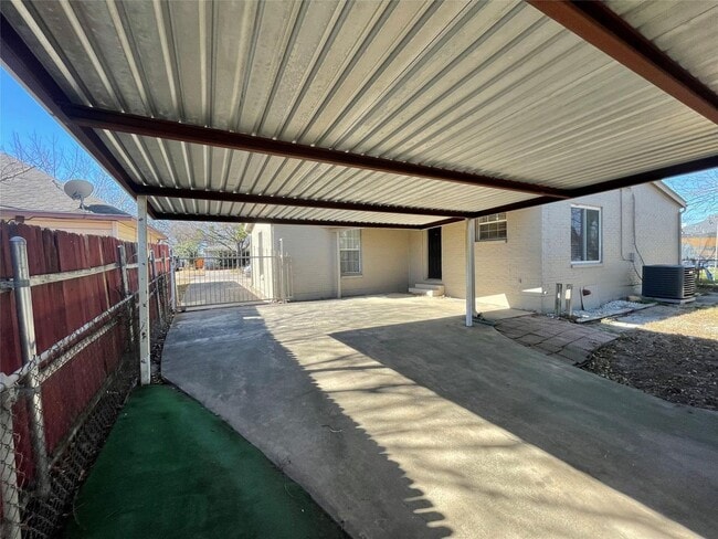 Photo - 3 BR/2BA | Single Family Home | Covered Patio | Additional Living room!