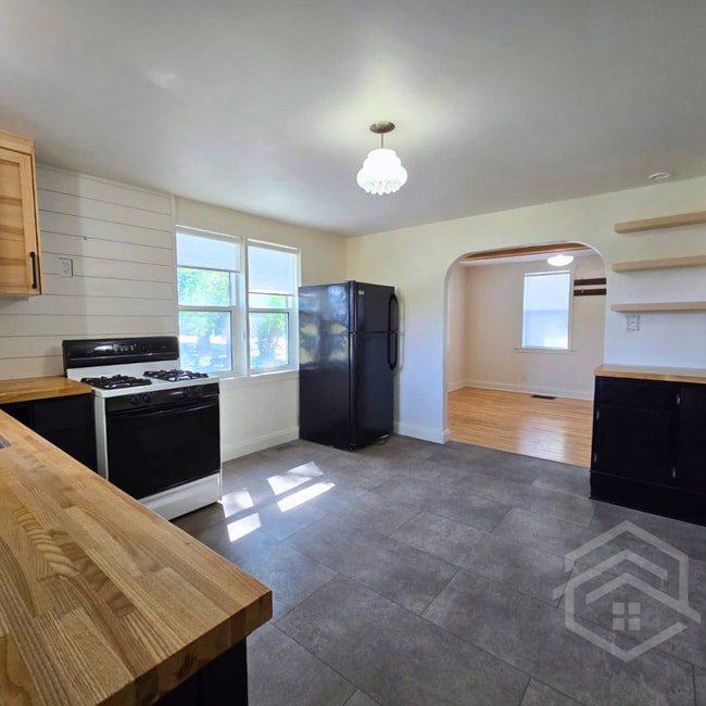 Photo - 2-Bedroom Available in Tillsonburg!!
